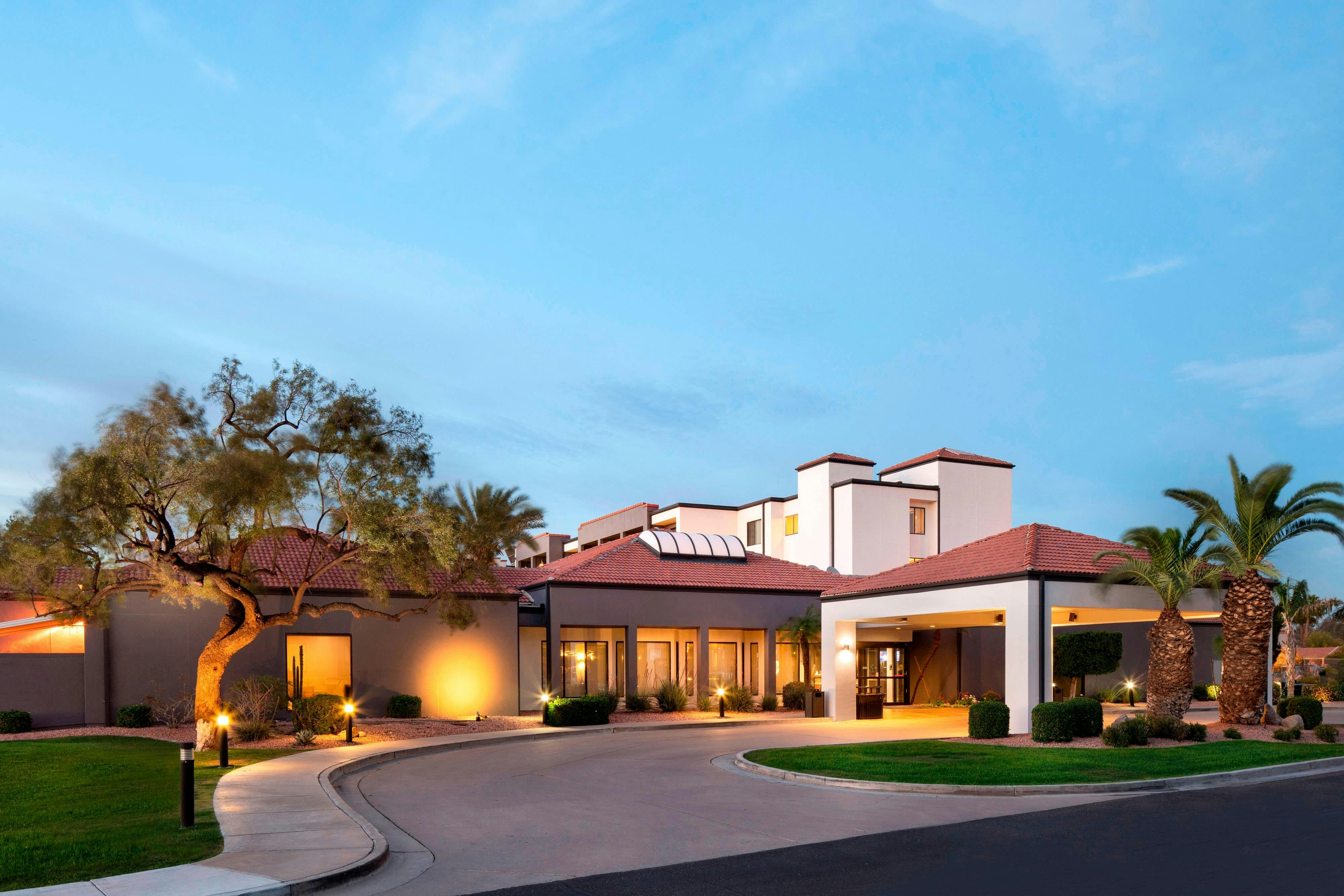 Courtyard By Marriott Phoenix Airport 1/2