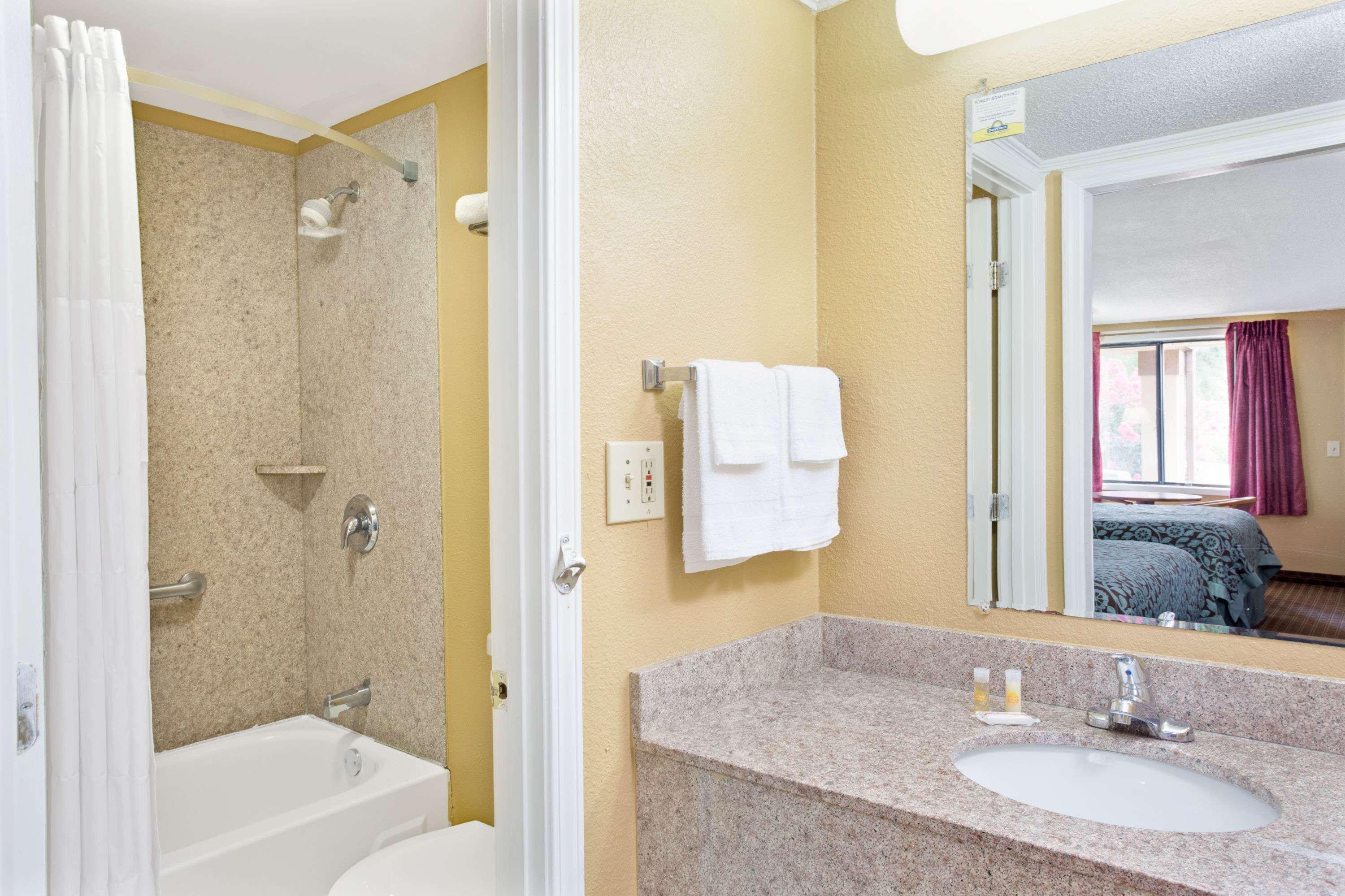 Days Inn by Wyndham Lawrenceville 15/18