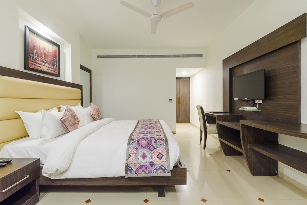 BASIC, STUDIO, QUEEN BED, NO WINDOW