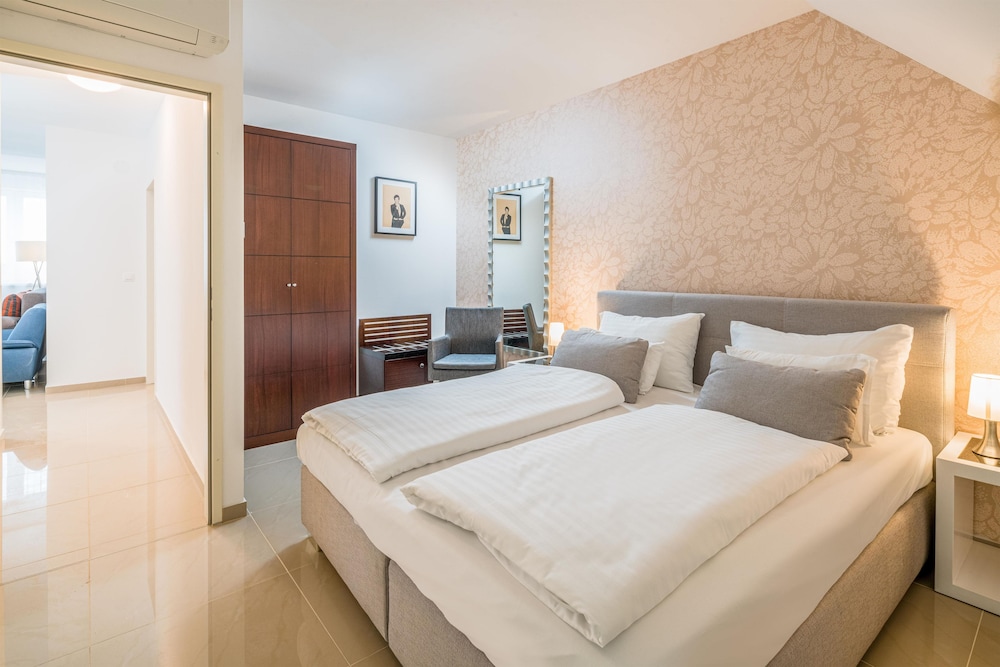 Family Suite, Multiple Beds, Sofa, Living Area, Kitchen