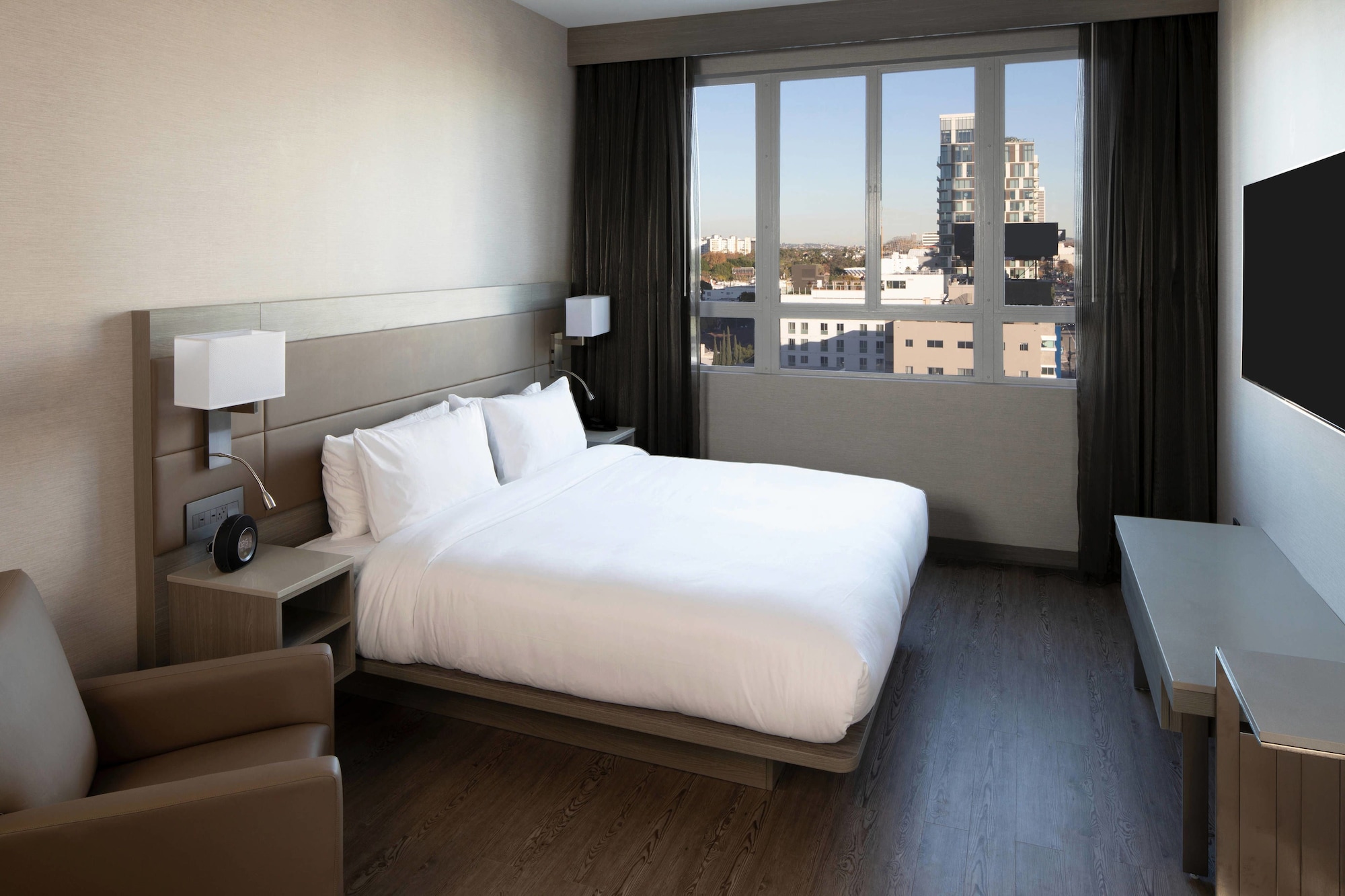 1 BEDROOM, SUITE, CITY VIEW