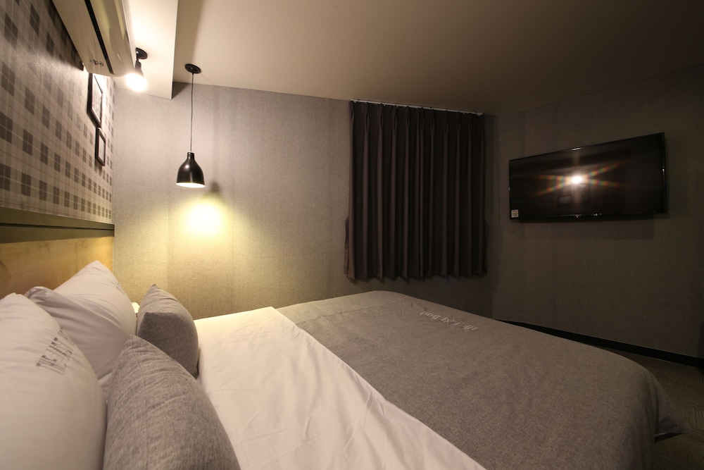 The Last Hotel 18/52
