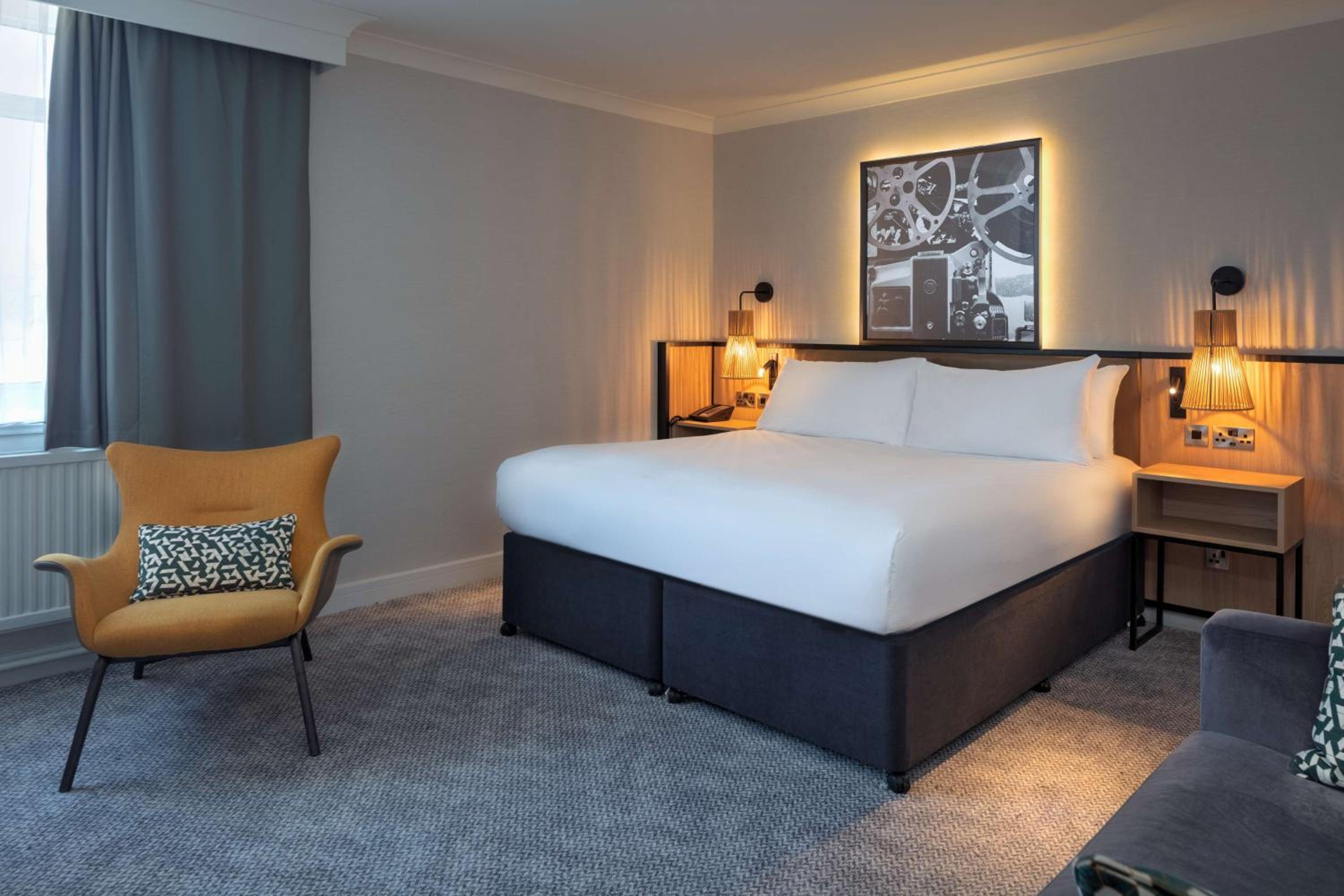 DELUXE, QUEEN BED, SOFA