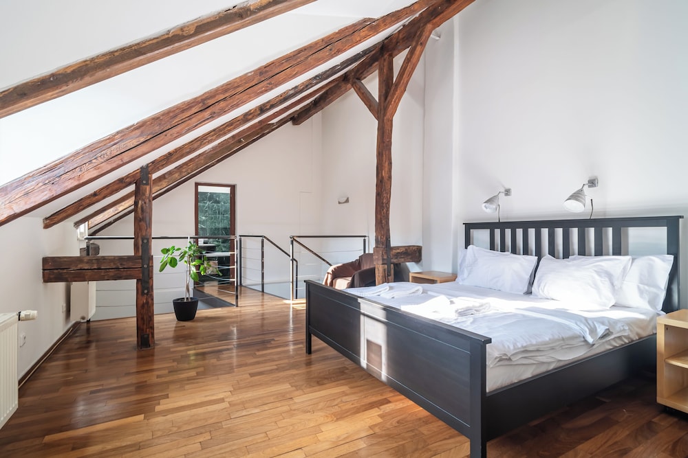MEZZANINE, DUPLEX, ROMANTIC, MULTIPLE BEDS, KITCHENETTE