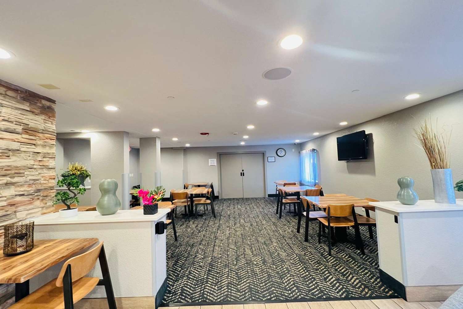 AmericInn by Wyndham Glendale/Milwaukee 26/28
