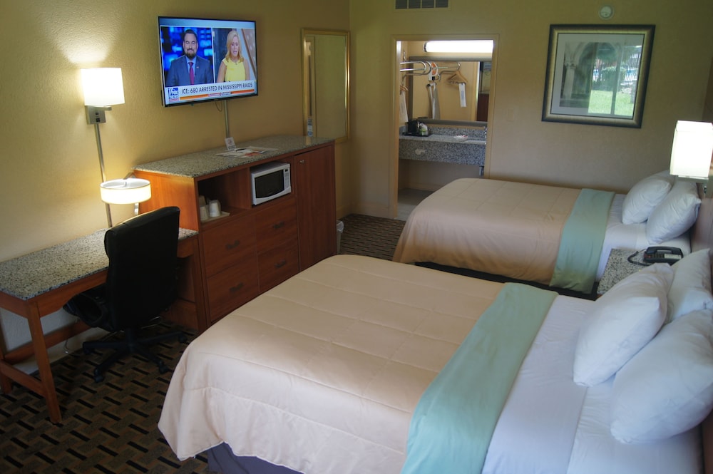BASIC, 2 DOUBLE BEDS, PRIVATE BATHROOM, SMOKING