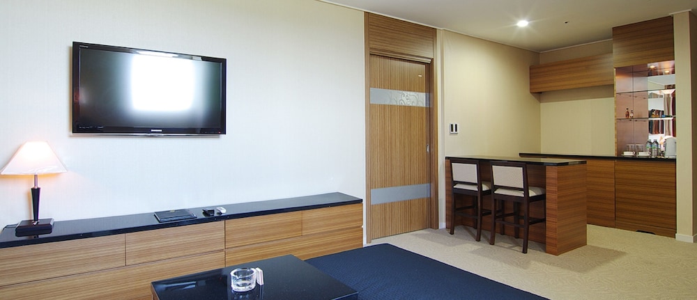 The Class 300 Hotel and Condominium 5/36