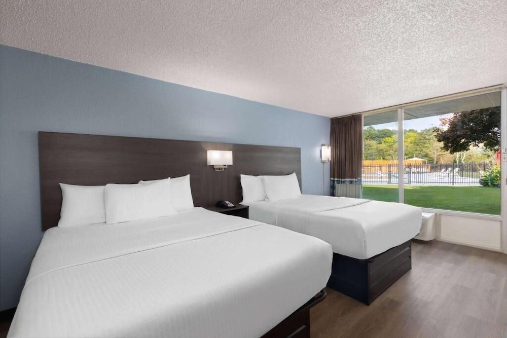 Super 8 by Wyndham Riverside AL 11/44