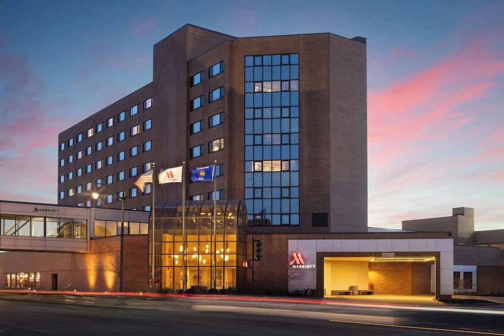 Oshkosh Waterfront Hotel & Conference Center in OSHKOSH - WI