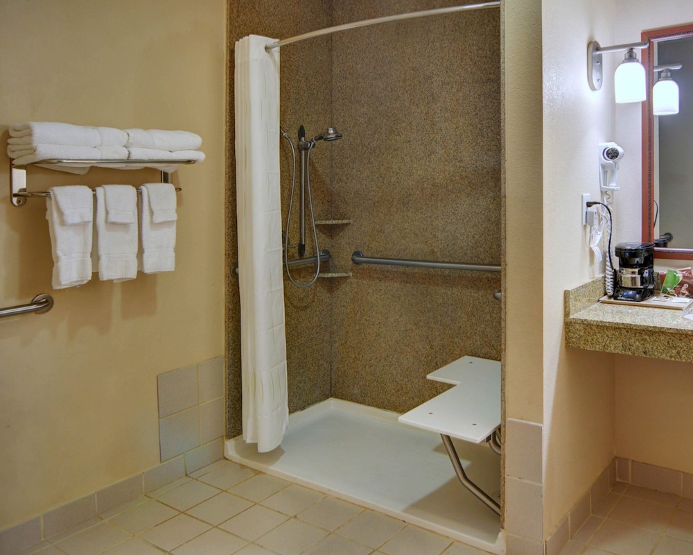 Quality Suites Near Cedar Creek Lake Mabank, TX 11/42
