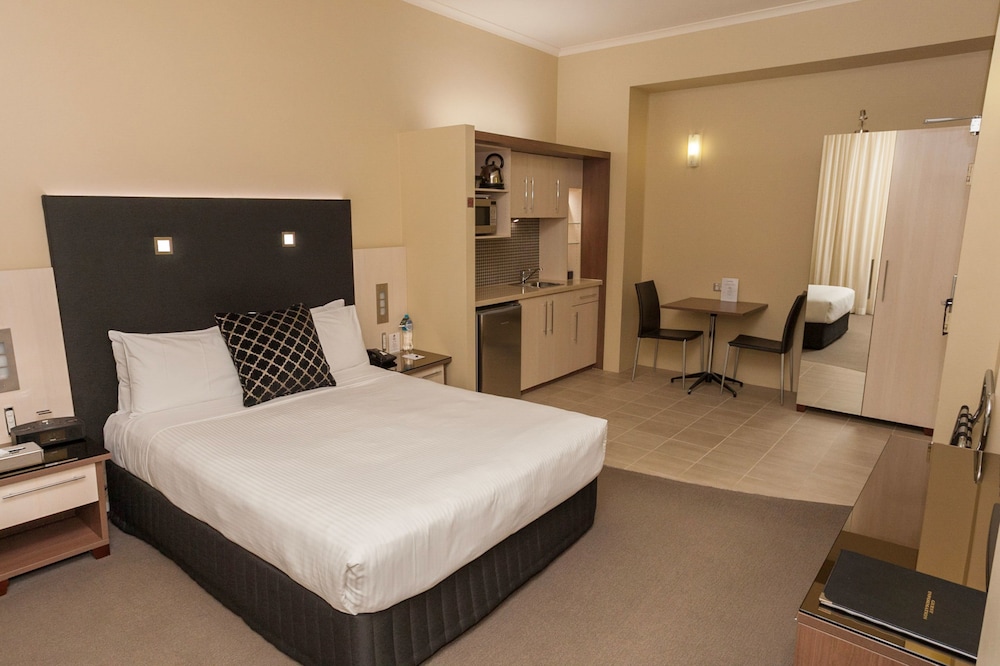 STUDIO, QUEEN BED