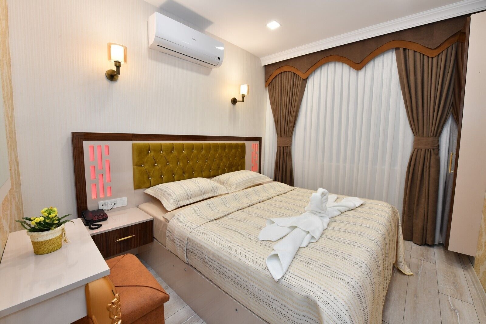 جناح اقتصادي بسريرين منفصلين بغرفتي نوم مع أريكة بمطبخ صغير، Sea Moon Hotel 2/4