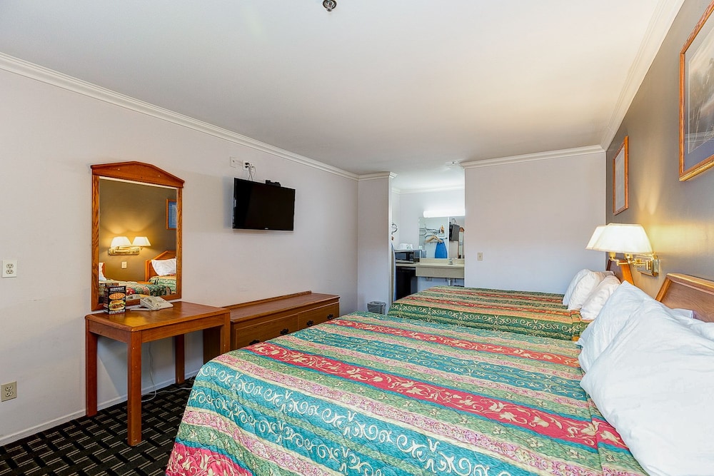STANDARD, 2 QUEEN BEDS