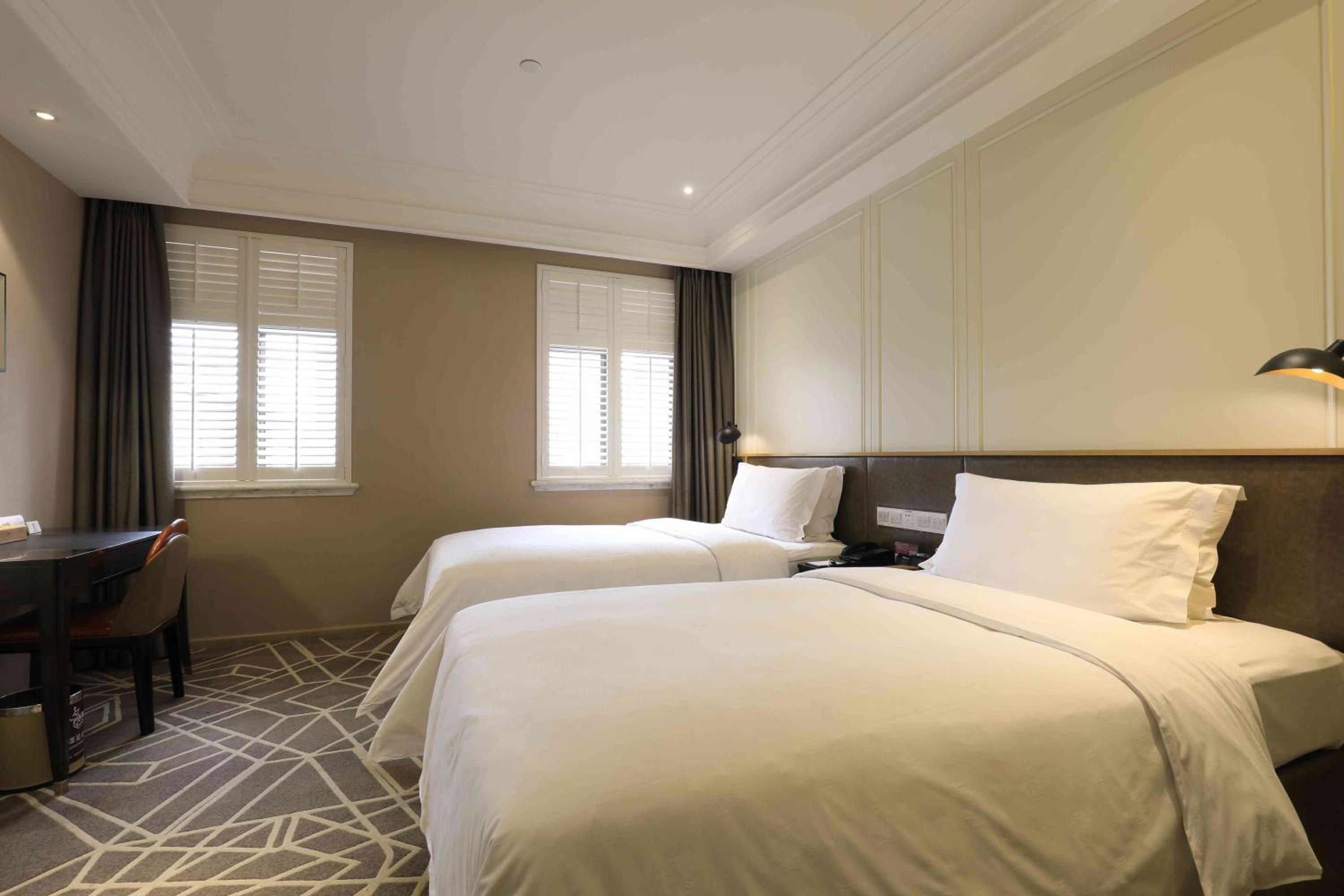 Extreme, Sassy, Twin Beds