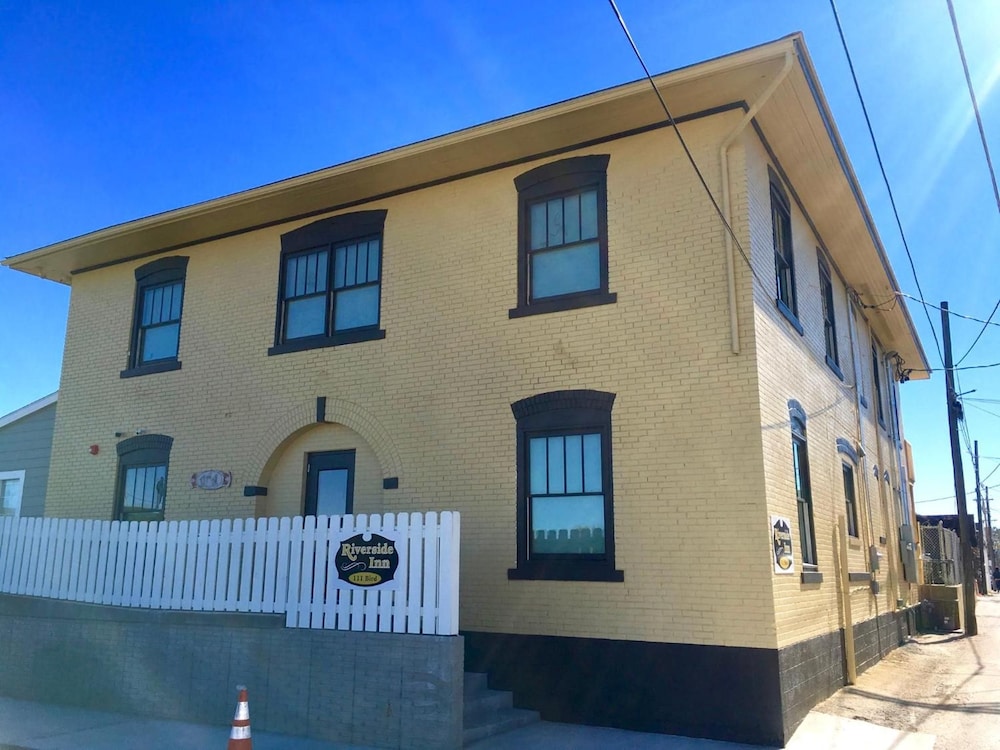 Riverside Inn 2/60