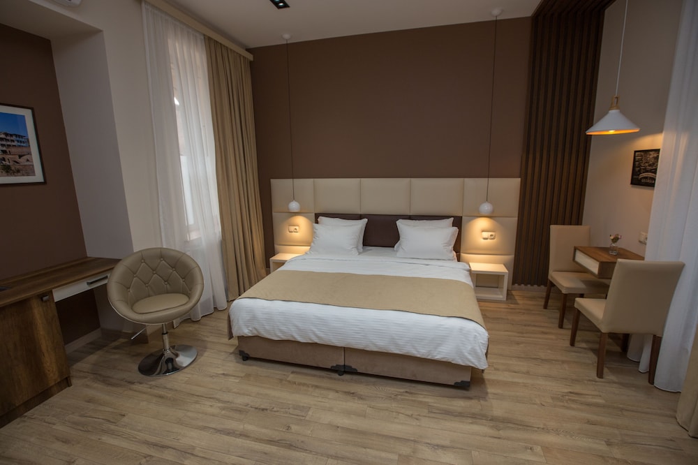 DELUXE, KING BED