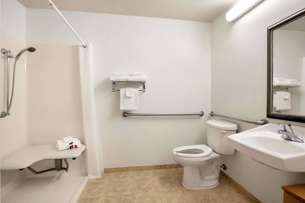 Microtel Inn And Suites By Wyndham Culpeper 14/29