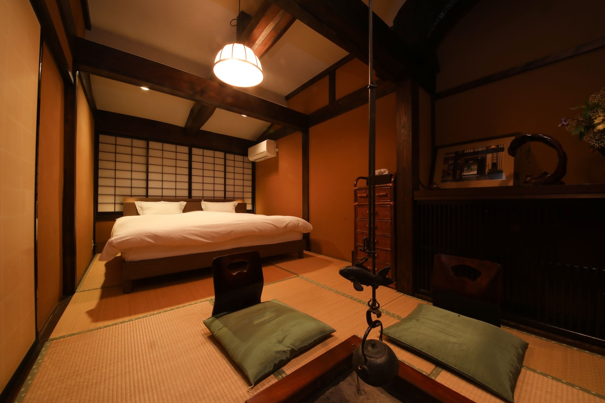 JAPANESE WESTERN, SHARED BATHROOM