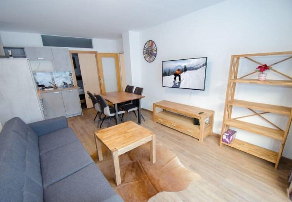 Apartment Summer & Winter Fun I 32/50