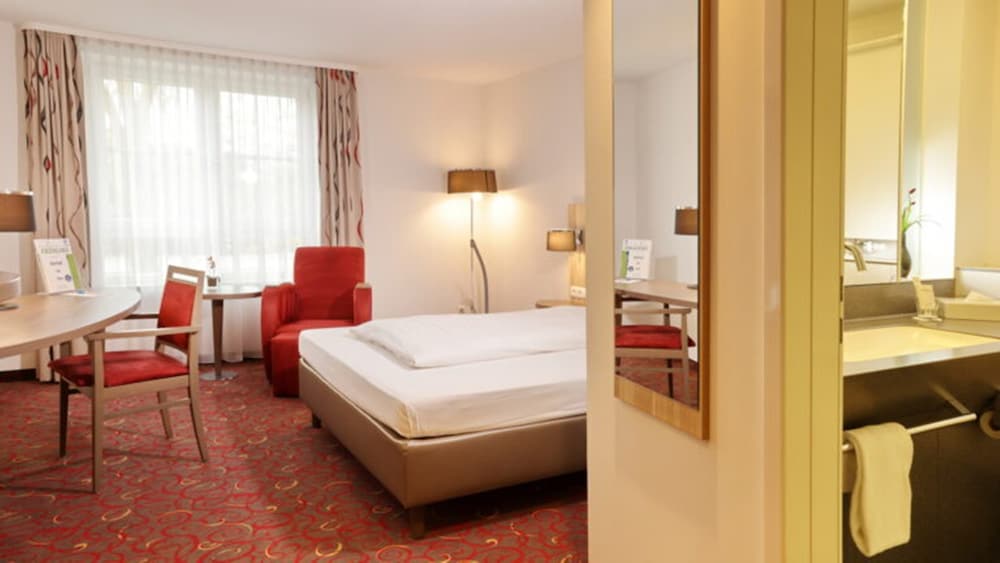 SUPERIOR, SINGLE, QUEEN BED