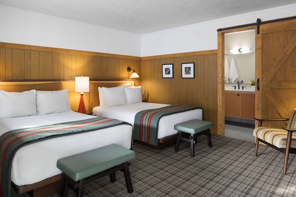 2 Double Beds
