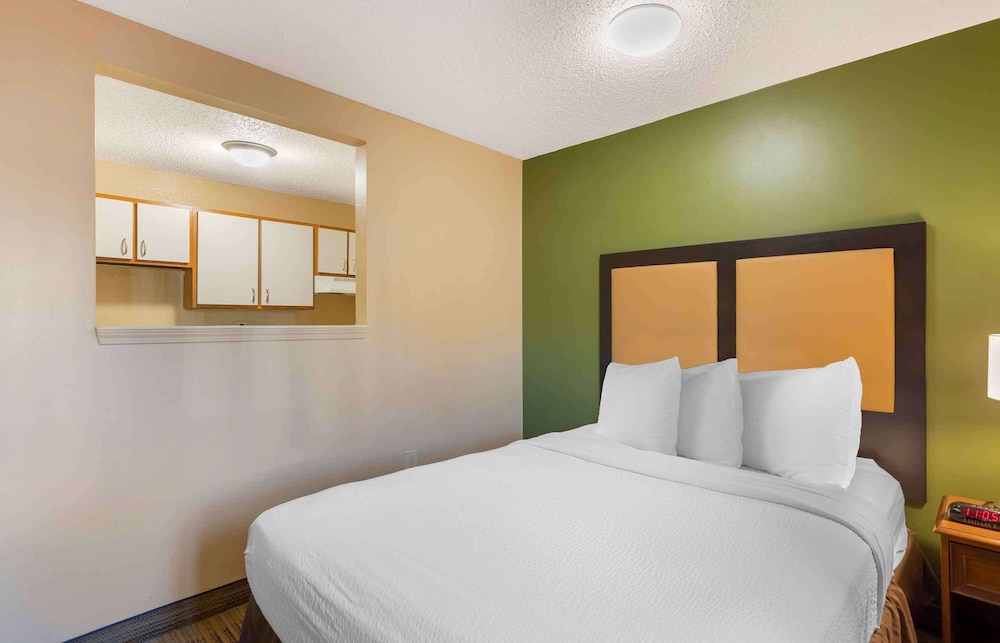 STUDIO, 2 QUEEN BEDS