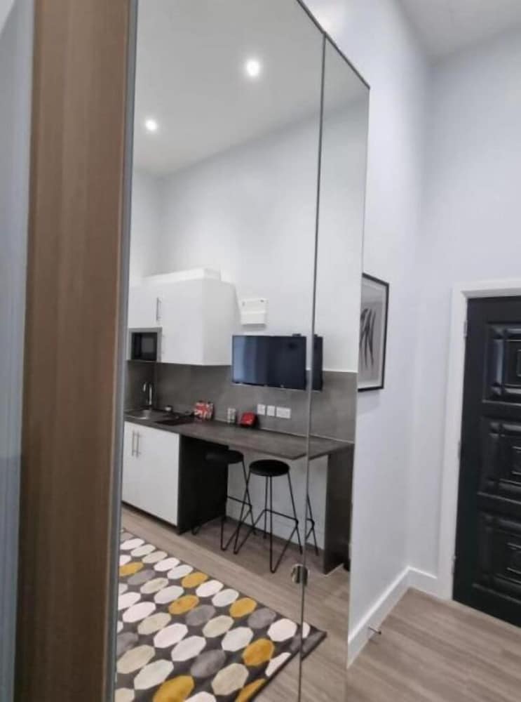 HYDE PARK SUITES 49/55