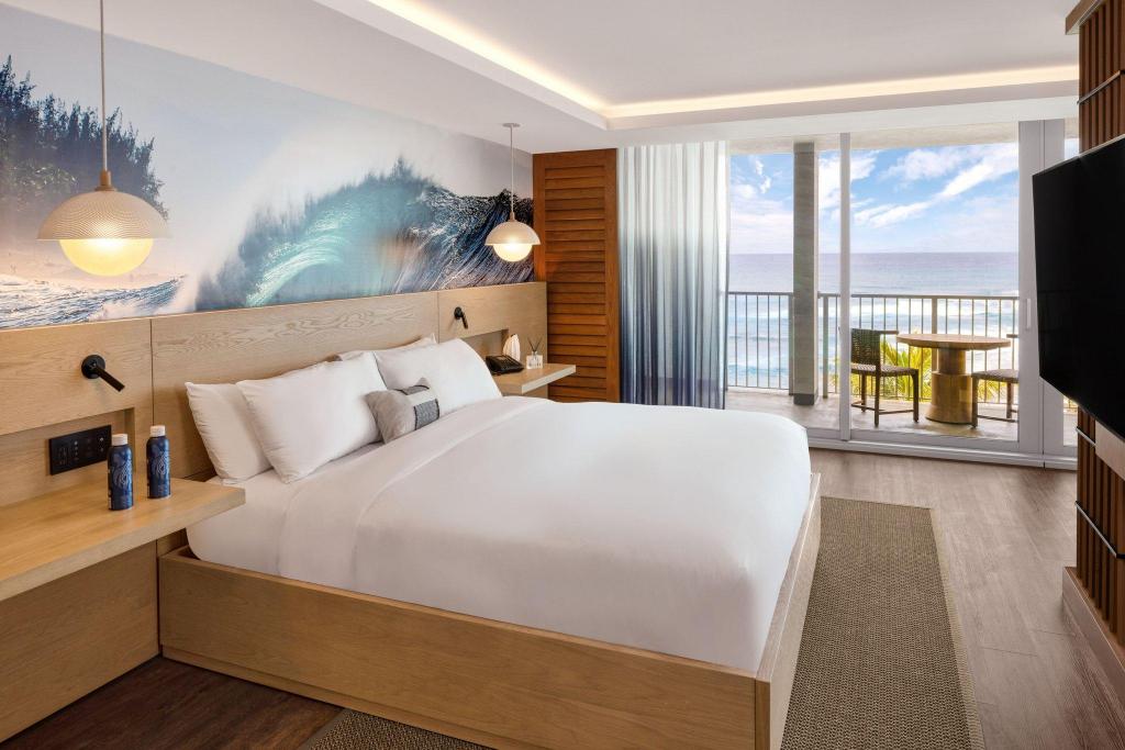 1 Bedroom, Ali'i, Suite, King Bed, 2 Sofa, Club Lounge Access, High Floor