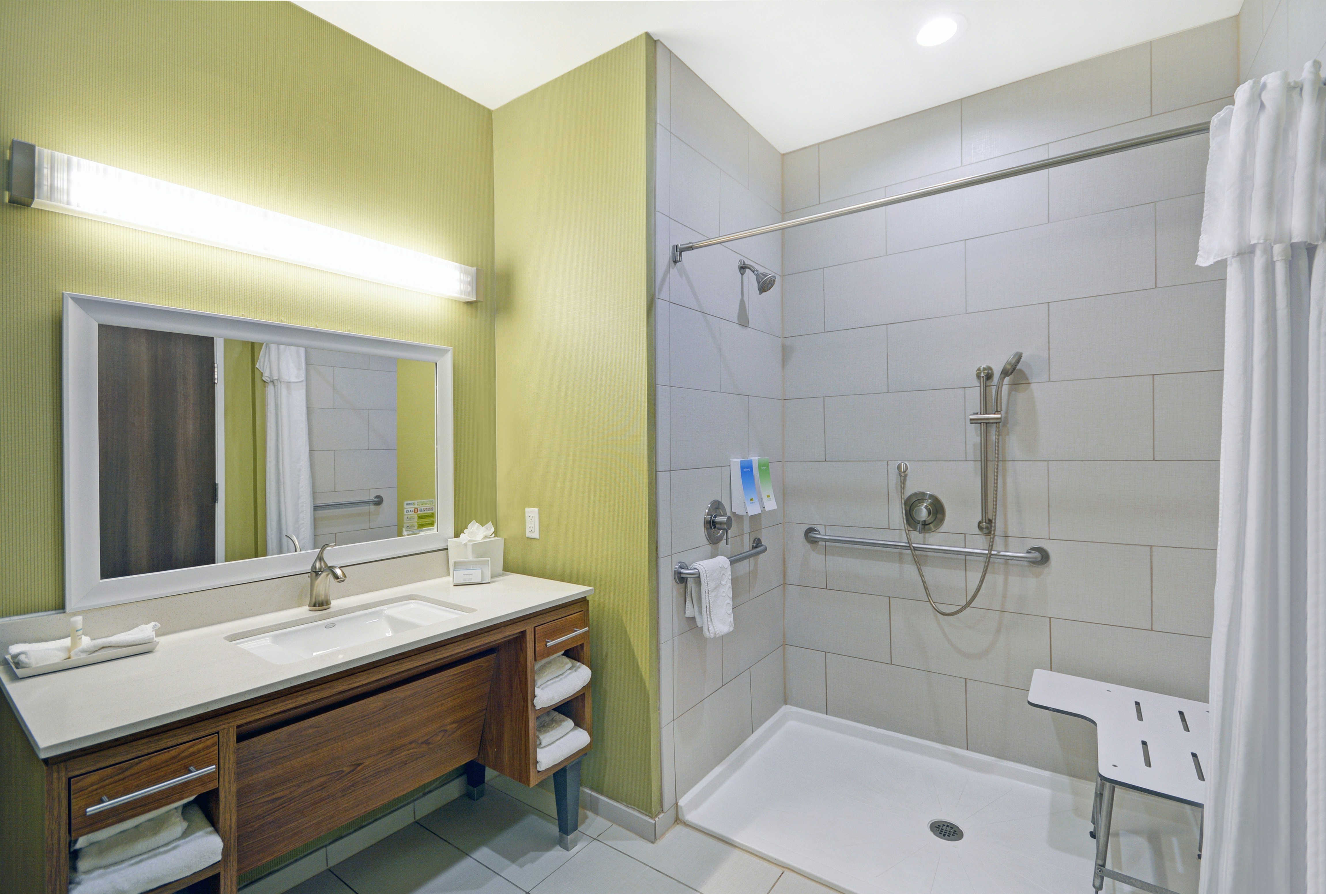 جناح بسريرين كوين لذوي الإعاقة