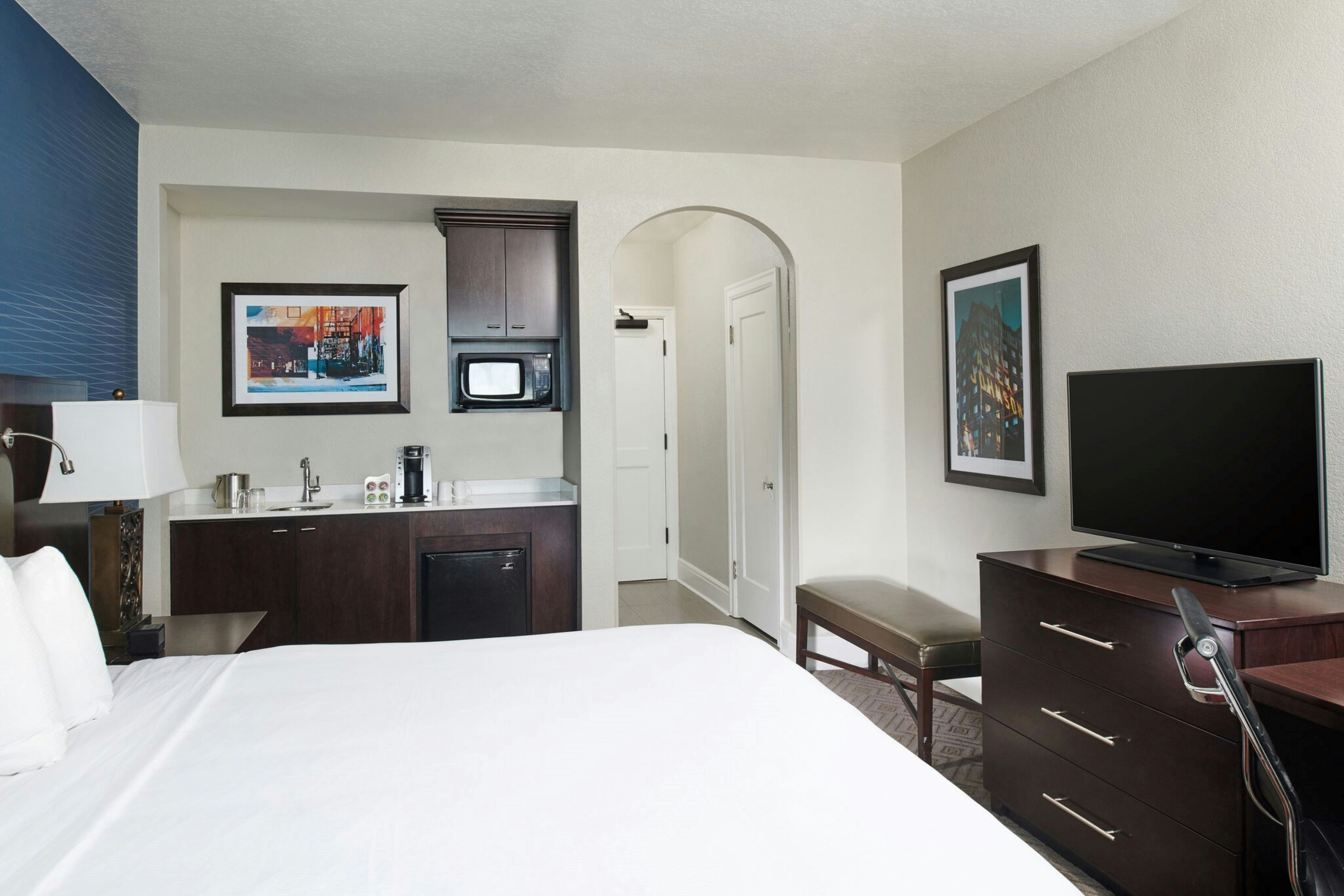 DELUXE, KING BED