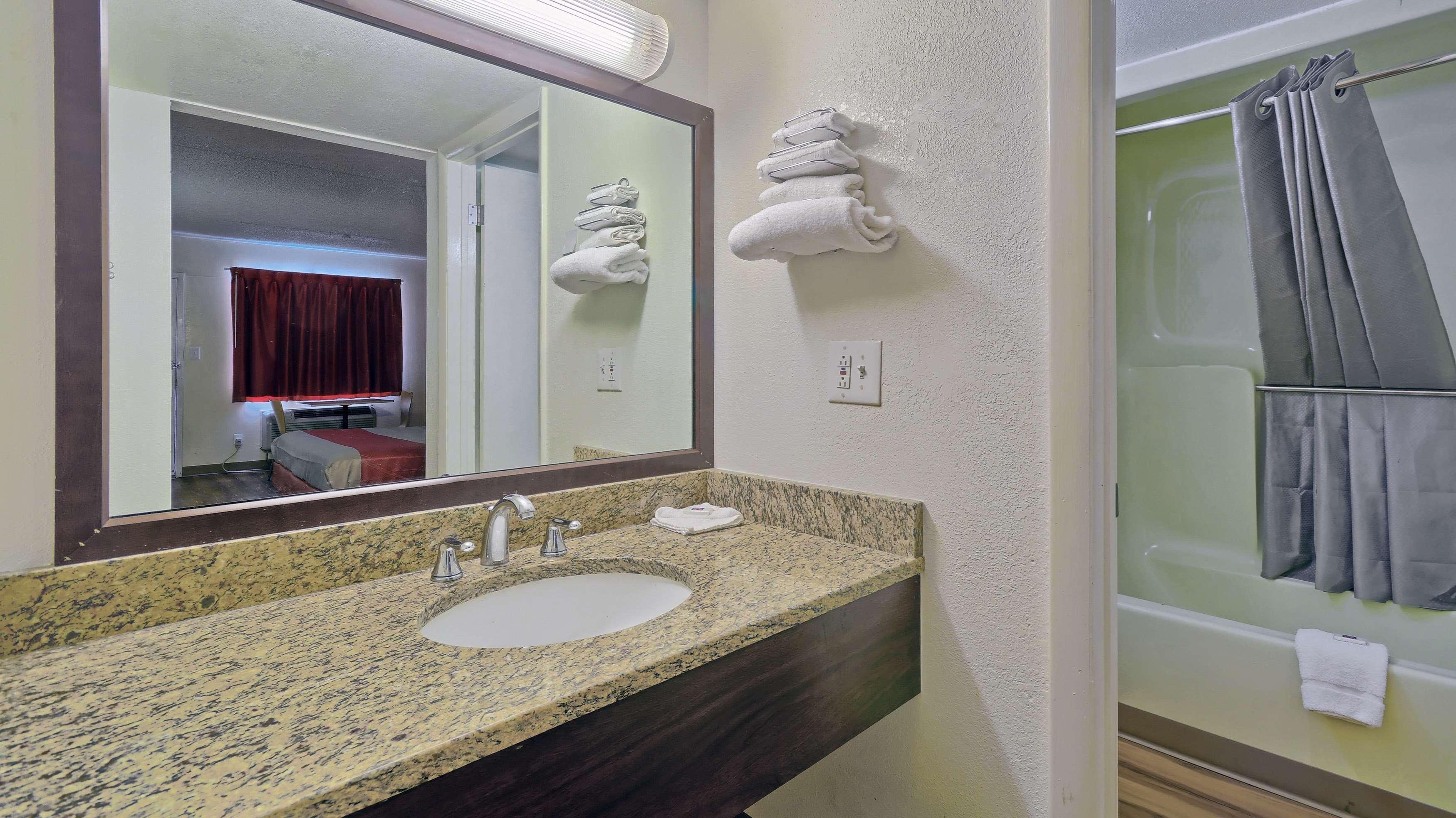 Motel6 Maple Shade Township, NJ - Philadelphia - Mt Laurel 39/42