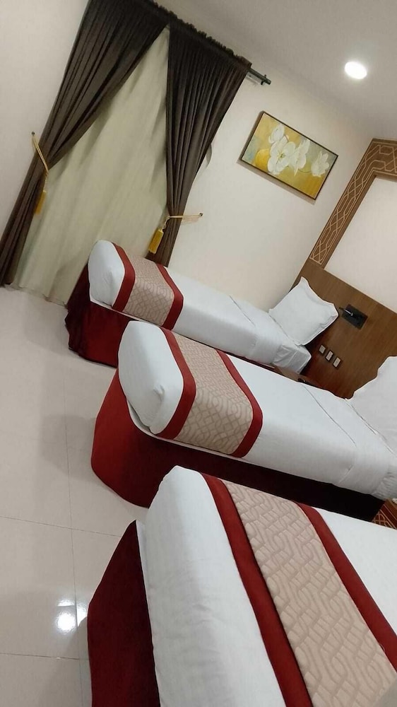 غرفة ثلاثية بثلاثة أسرّة