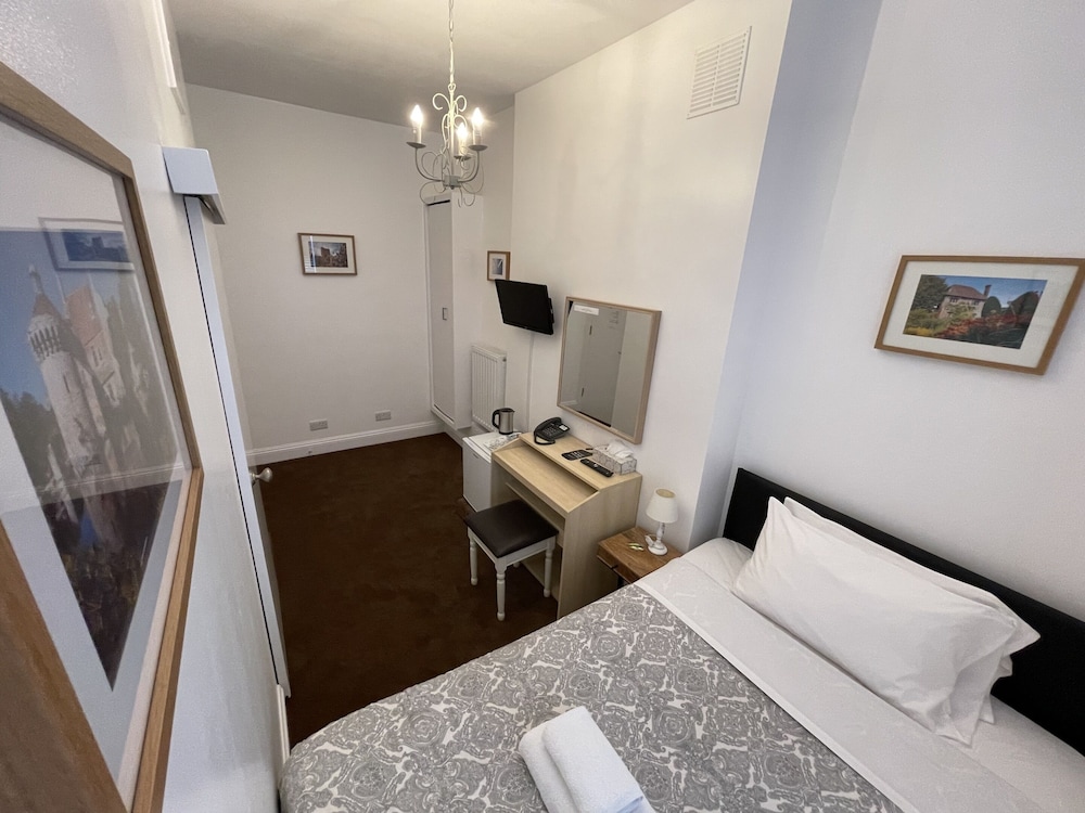 ROOM, SINGLE