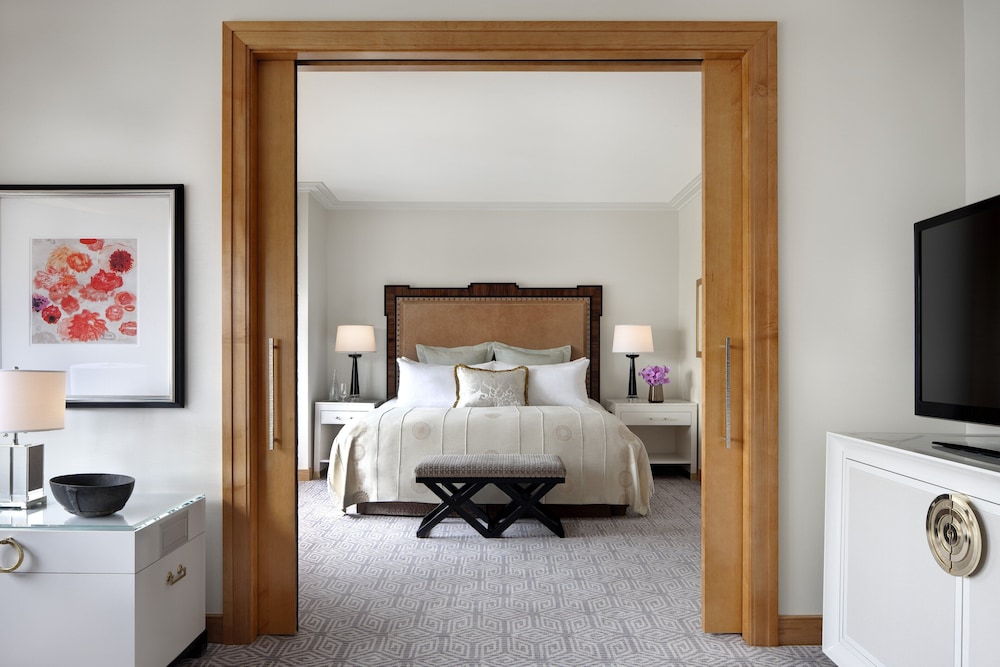1 BEDROOM, TOWER, SUITE, KING BED