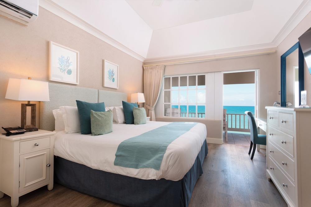 DELUXE, BEACH FRONT