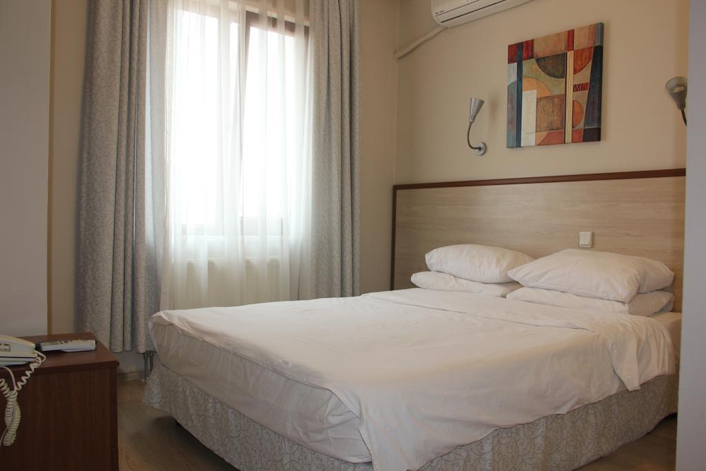 Crowded House Hotel 8/24