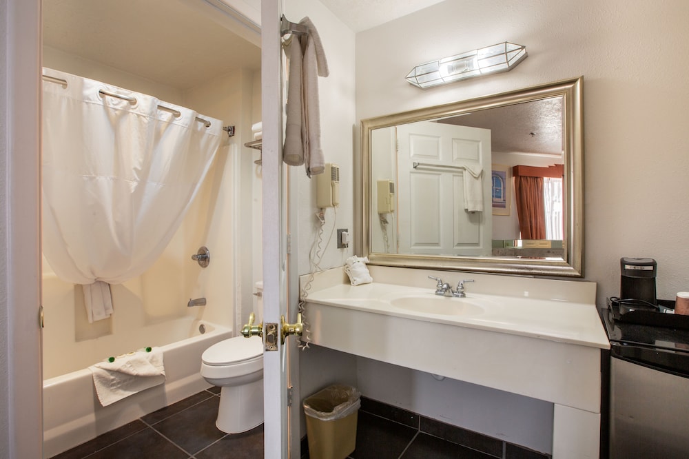 Sandia Peak Inn Old Town ABQ, a Howard Johnson by Wyndham 33/38