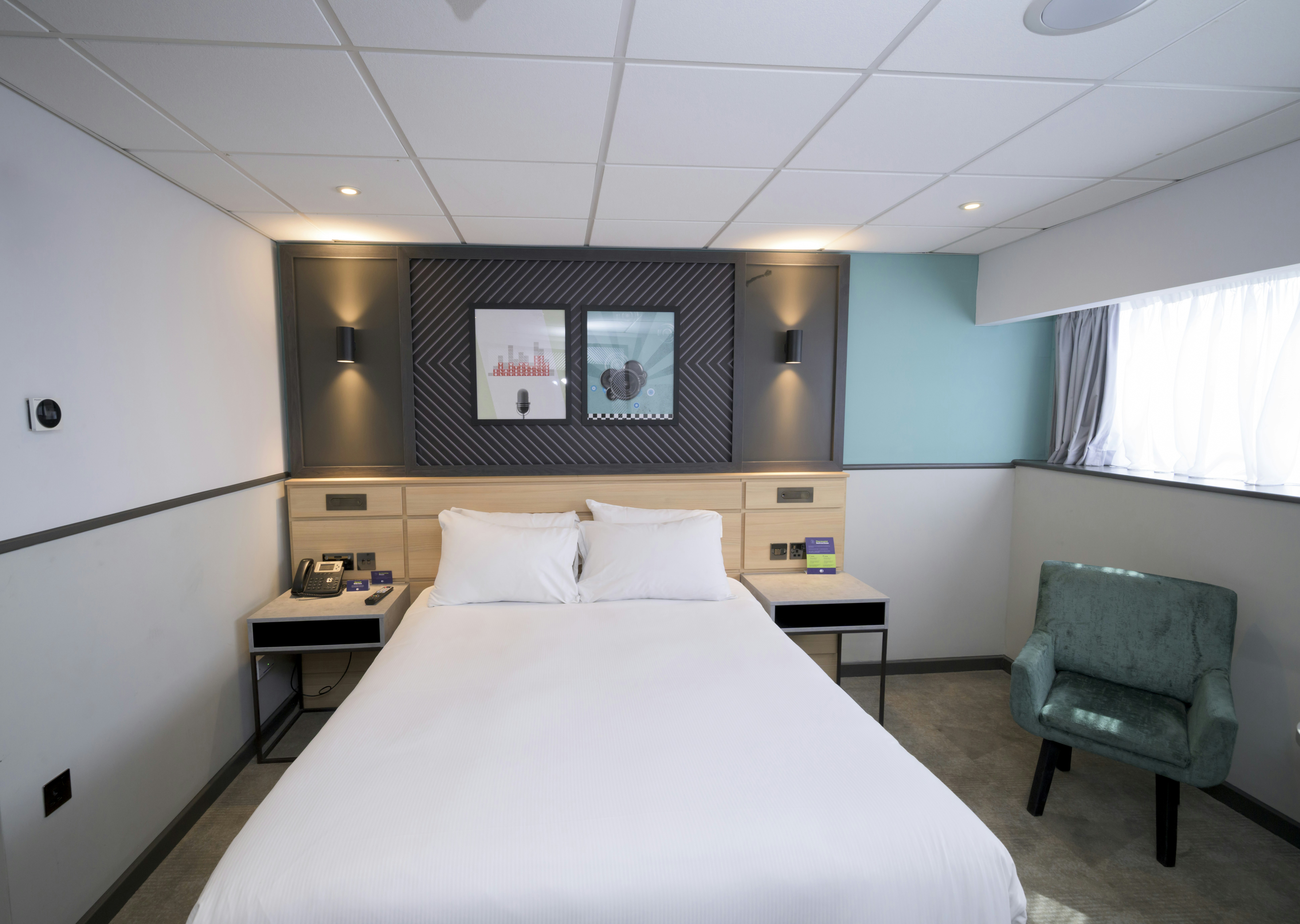 GUEST ROOM, QUEEN BED