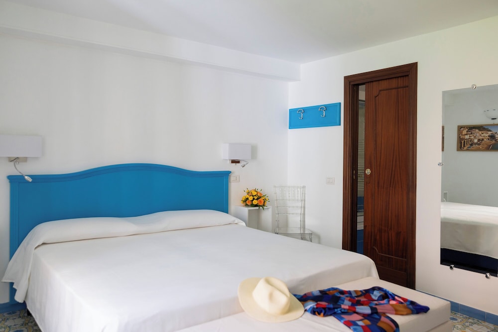 Classic, Queen Bed