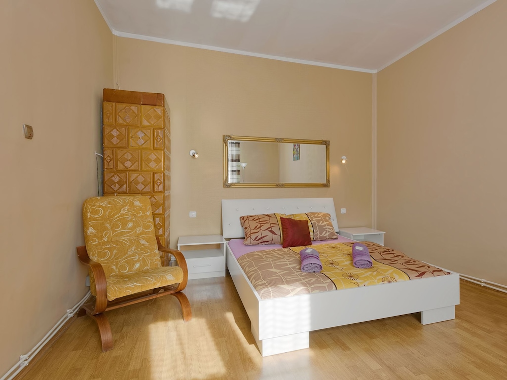 Hostel 70s 18/29