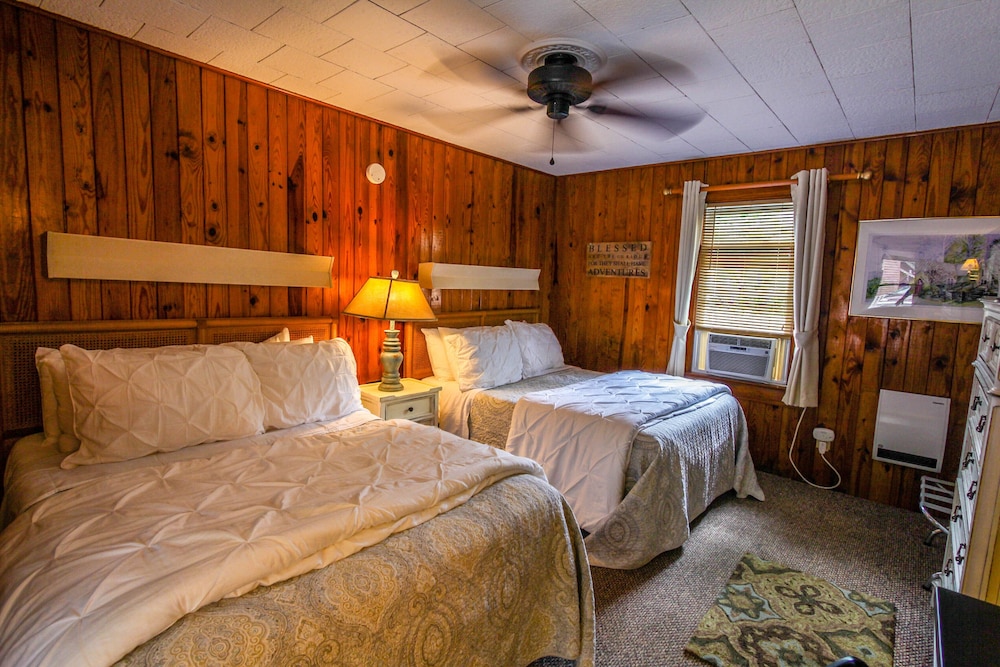 Mountainaire Inn and Log Cabins 9/50