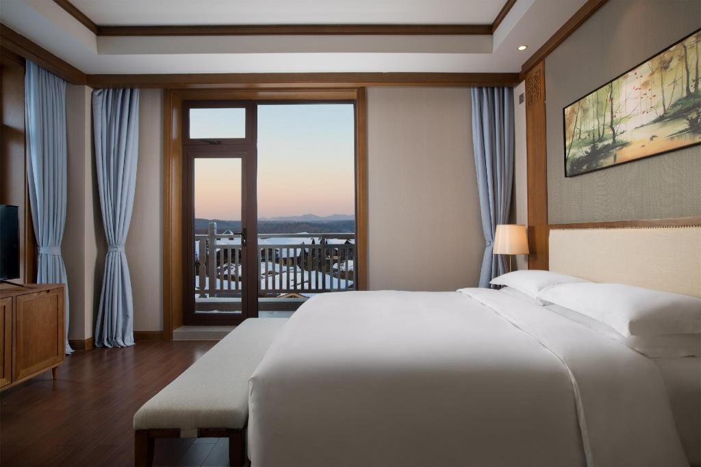 Swiss, Family Suite, Premier, Twin Beds, King Bed, King and Twin Beds, Mountain View، Swissotel Resort Changbaishan 2/6