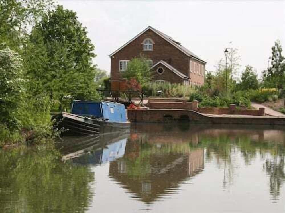 The Wharf House 37/43