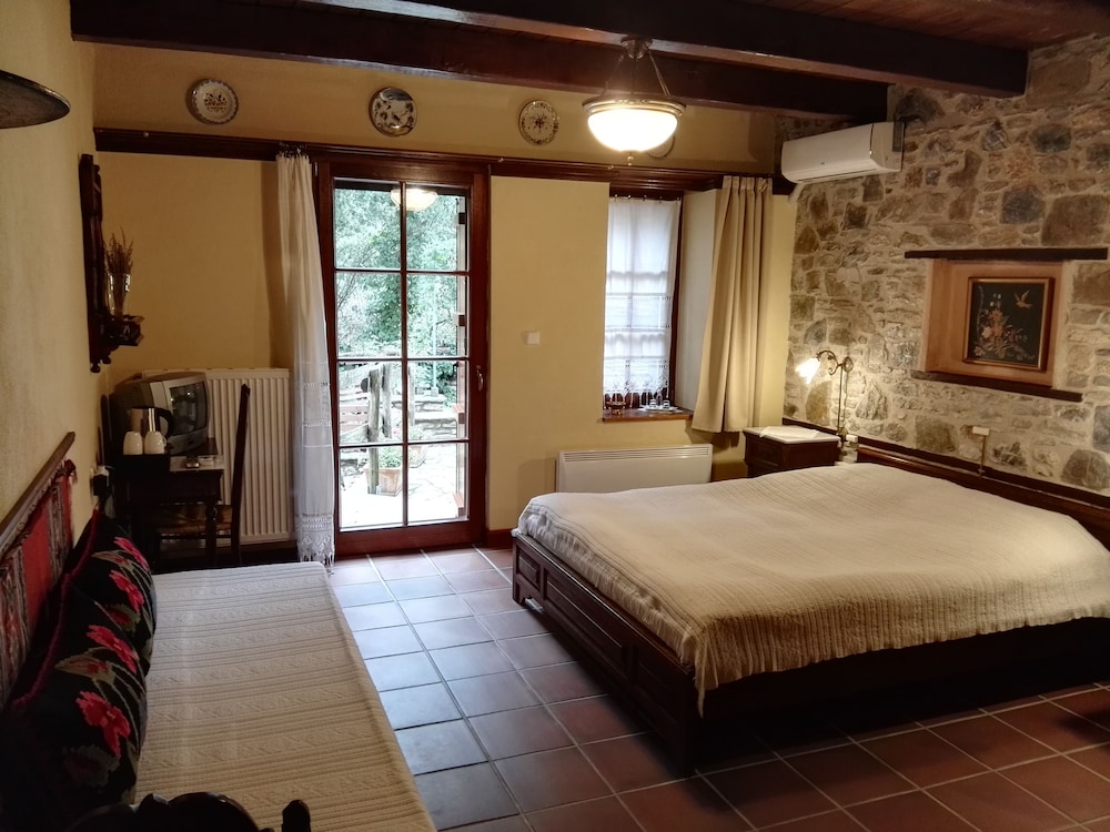 Viraggas Traditional Hotel 7/50