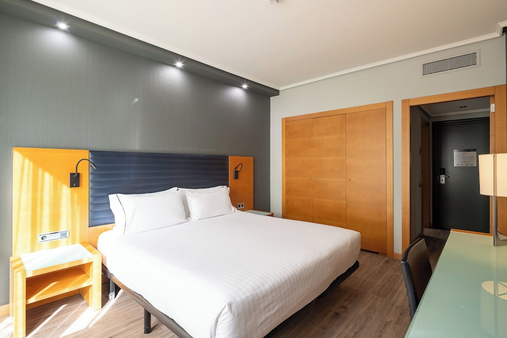 ROOM, DOUBLE OR TWIN BED