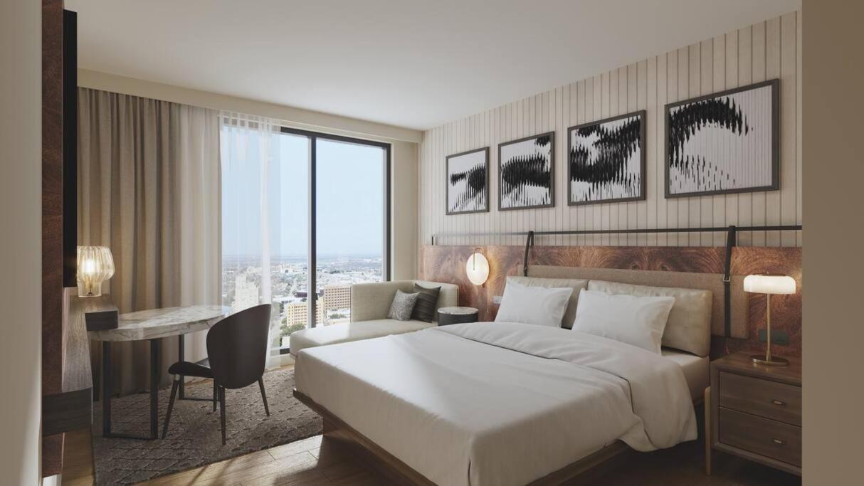 GUEST ROOM, KING BED, CITY VIEW