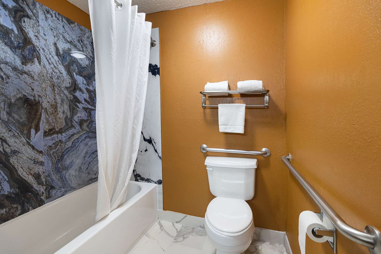 Econo Lodge Selmer, TN 35/37