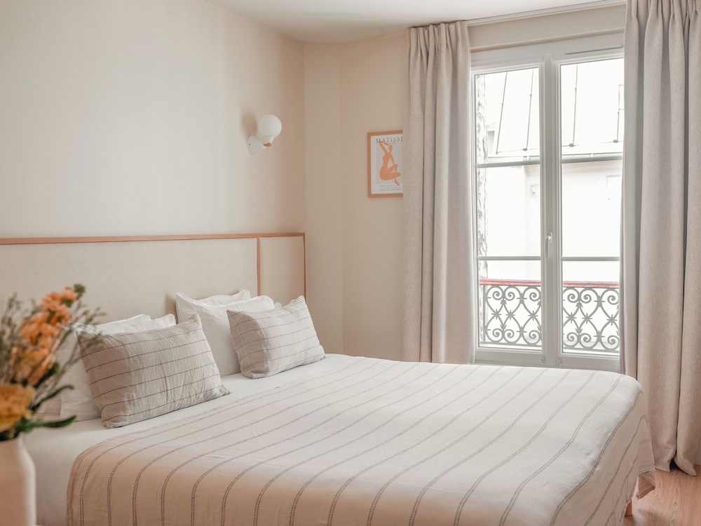 ROOM, DOUBLE BED