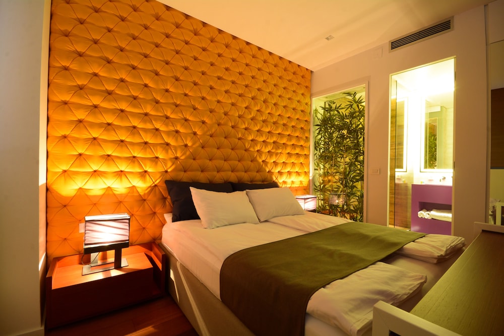 Boutique Rooms 15/50