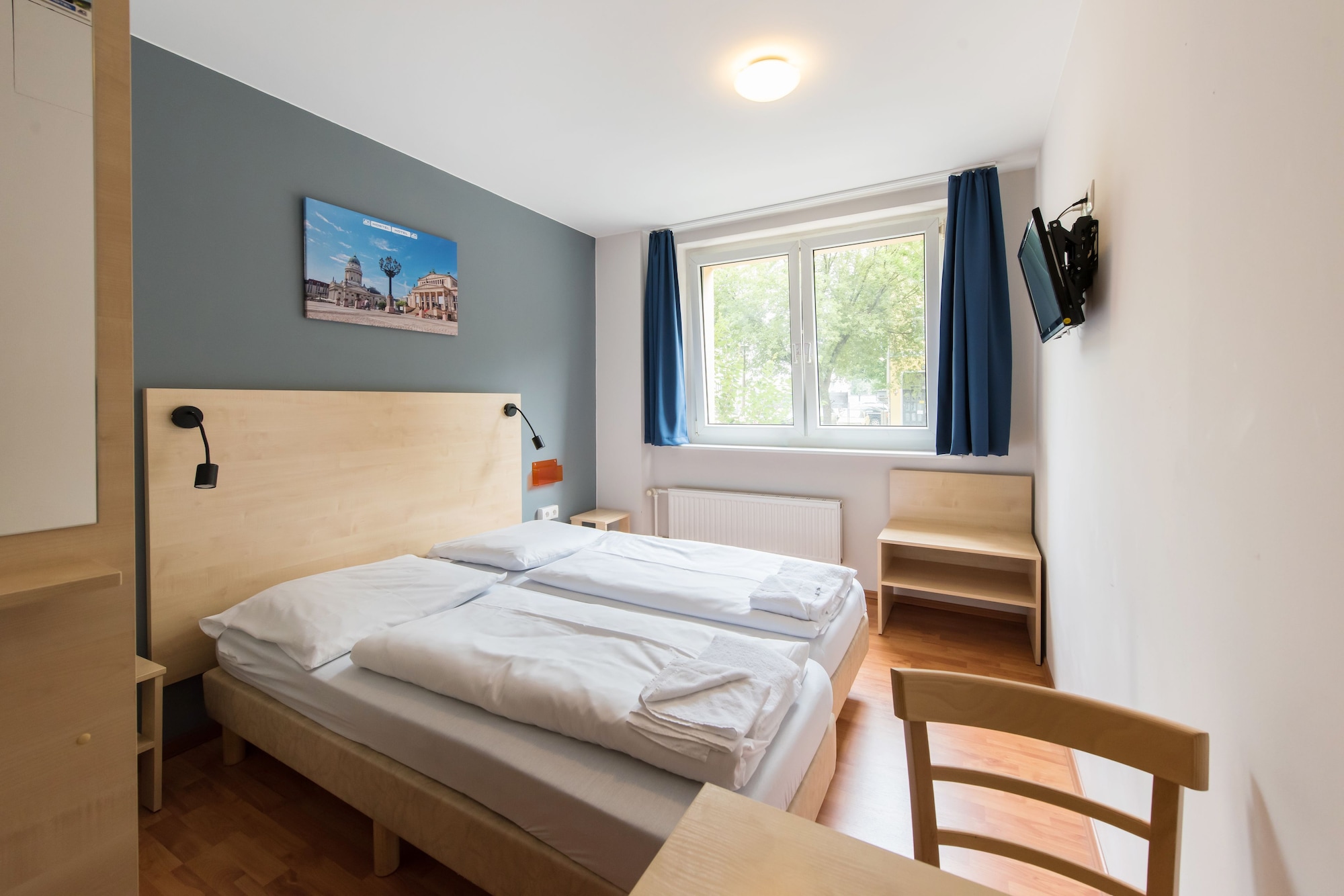ROOM, TWIN BEDS